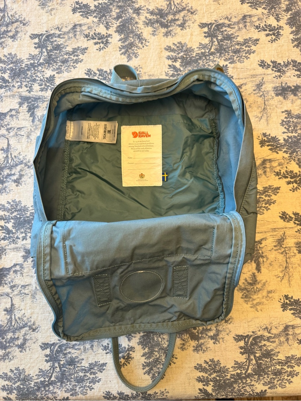 Fjallraven Kanken Backpack in blue with Red Logo - Picture 4 of 5